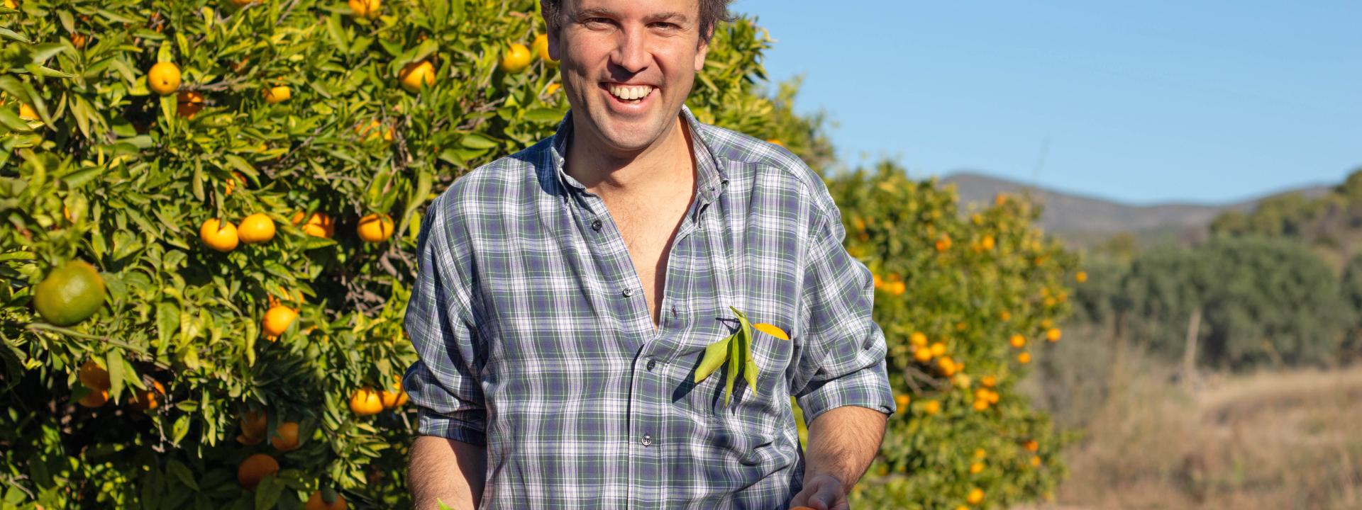 Gonzalo Urculo mit Bio-Orangen.