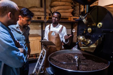 Röstversuch in Ruanda Coffeee Annan