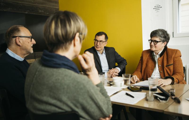 Foto, von links nach rechts: Hans-Ulrich Schudel, Sophie de Rivaz, Martin Rohner, Anita Wymann. Fotograf: Jean-Christophe Dupasquier. Dieses Interview erschien im Geschäftsbericht 2019. Es wurde von Katharina Wehrli und Simon Rindlisbacher geführt.