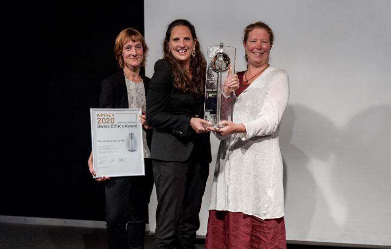 Auf dem Foto, von links nach rechts: Katrin Pilling, Projektleiterin Unternehmenskommunikation; Anna Cenariu, Leiterin der Fachstelle Nachhaltigkeit, und Melanie Gajowski, Mitglied der Geschäftsleitung der ABS. Fotograf: Ernst Kehrli