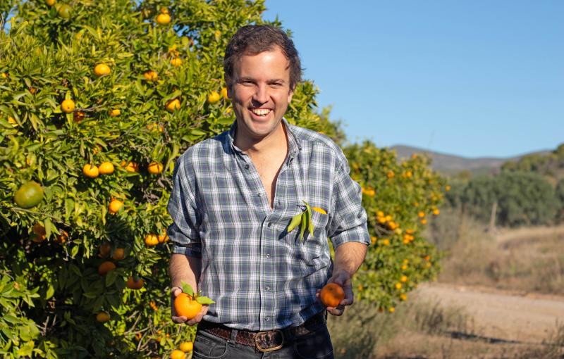 Gonzalo Urculo mit Bio-Orangen.